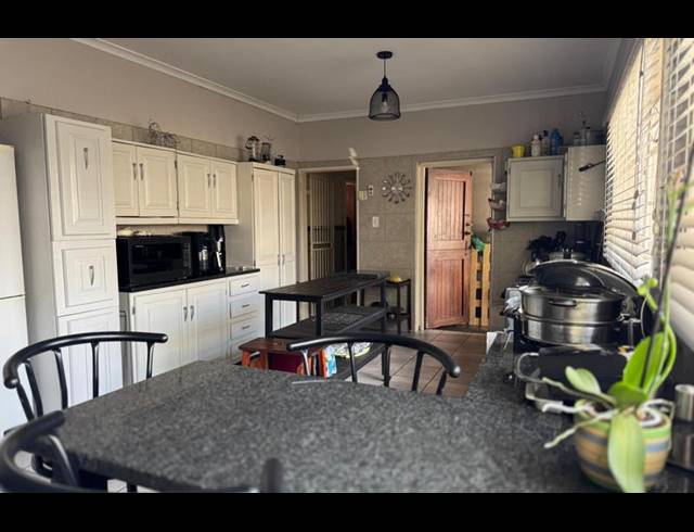 4 BEDROOM HOUSE FOR SALE IN WAVERLEY
